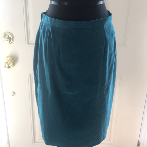 Dresses & Skirts - Women’s skirt. Excellent condition 💐